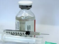 Ikke behov for test ved moderate symptomer de første døgn efter vaccination mod COVID-19
