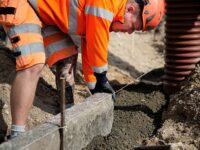 Letbanebyggeri. Byggearbejdere i arbejde på letbanestrækningen.