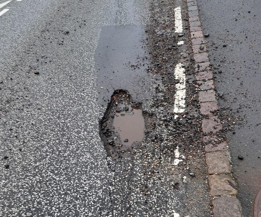 Ser du et hul i asfalten, så brug app’en Tip Lyngby-Taarbæk