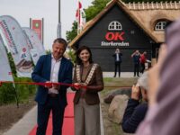 Dagen blev indledt med taler og snorklipning af Michael Djarnis, CEO for OK Plus, og Sofia Osmani, borgmester i Lyngby-Taarbæk Kommune. Foto: Vejdirektoratet